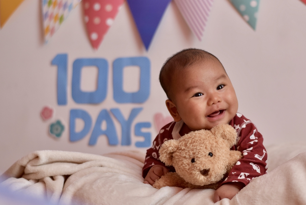 フォトスタジオでの百日写真撮影時に赤ちゃんの笑いを引き出すコツ!のアイキャッチ画像