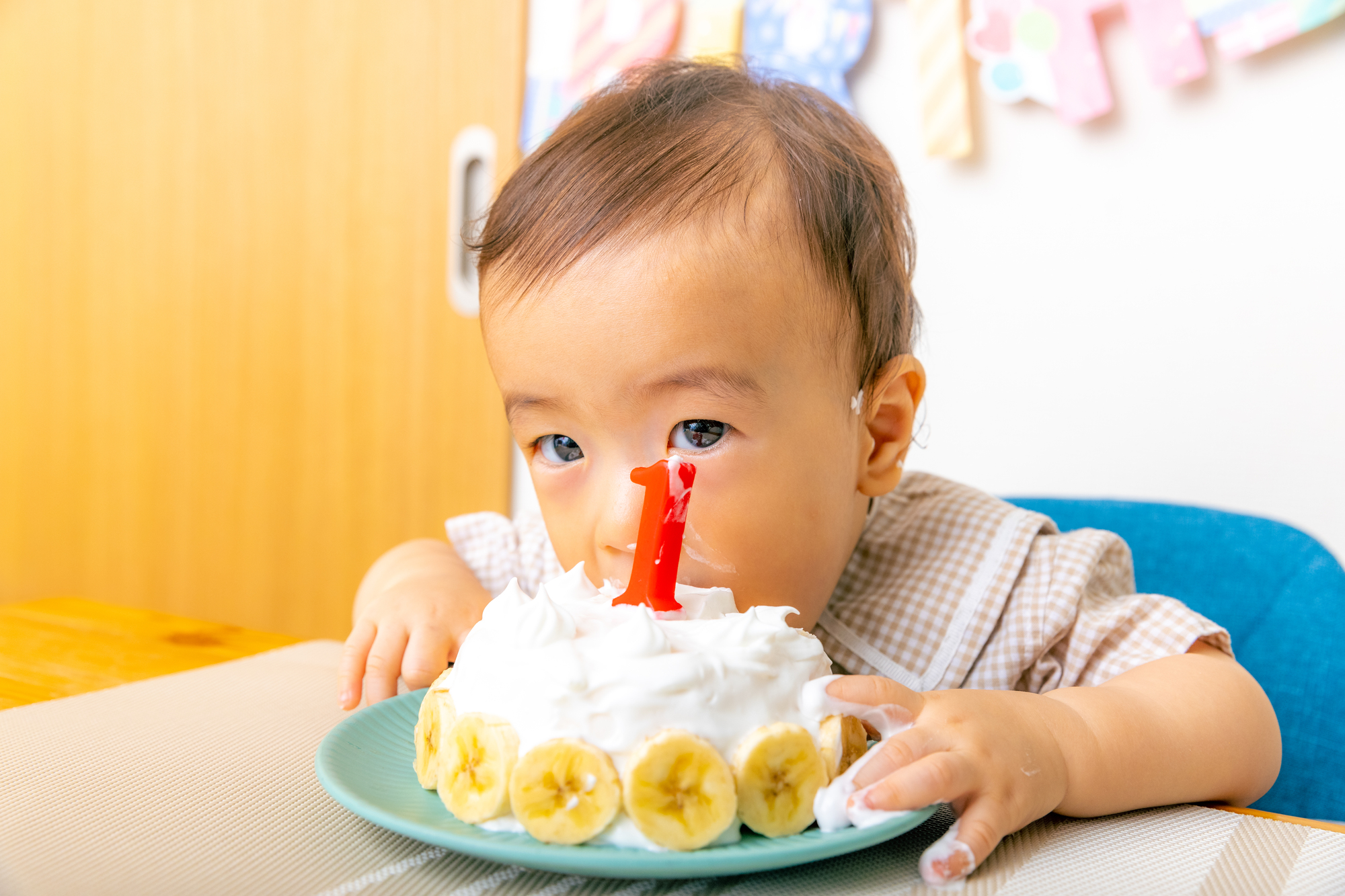 海外で大人気！1歳の誕生日を祝うスマッシュケーキフォトとはのアイキャッチ画像